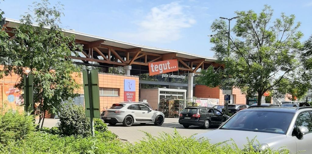 Filiale der Supermarkt-Kette Tegut mit Blick vom Kundenparkplatz