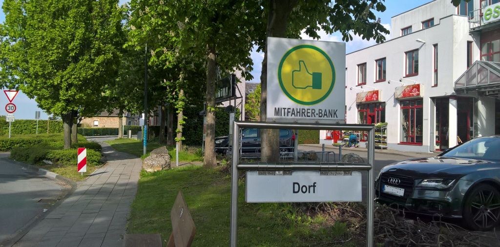 Mitfahrerbank als Alternative zum ÖPNV